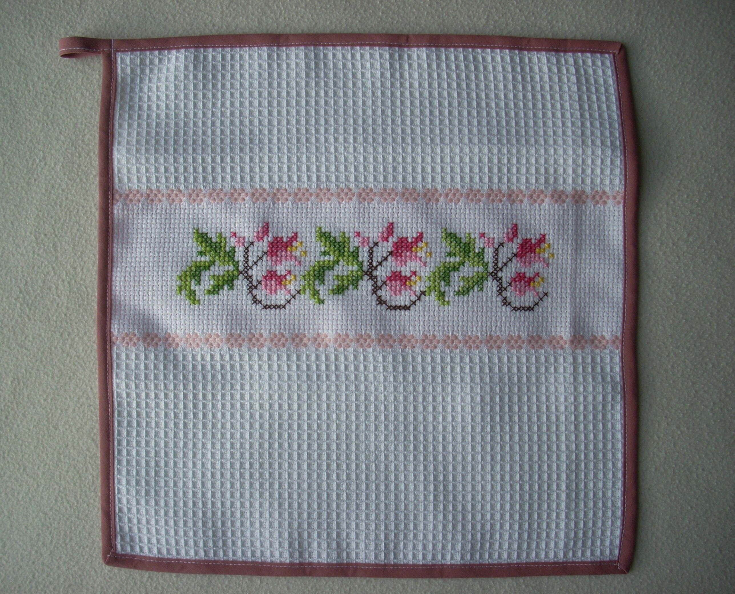 Essuie-Mains en Coton Nid d'abeille Blanc, Brodé Main, d'un Motif Floral.