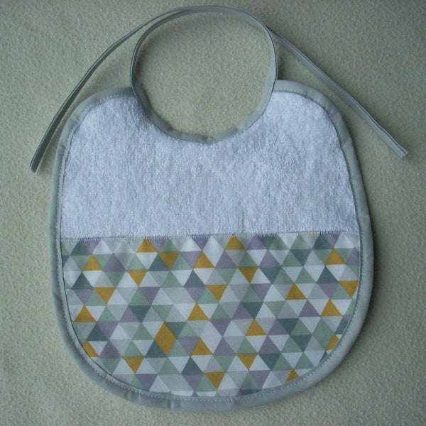 Bavoir en éponge blanc avec tissu motifs géométriques. Idée cadeau naissance.