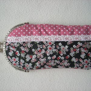 Portaocchiali in cotone nero con fiorellini e cotone rosa con pois bianchi. Cassa con chiusura in metallo.