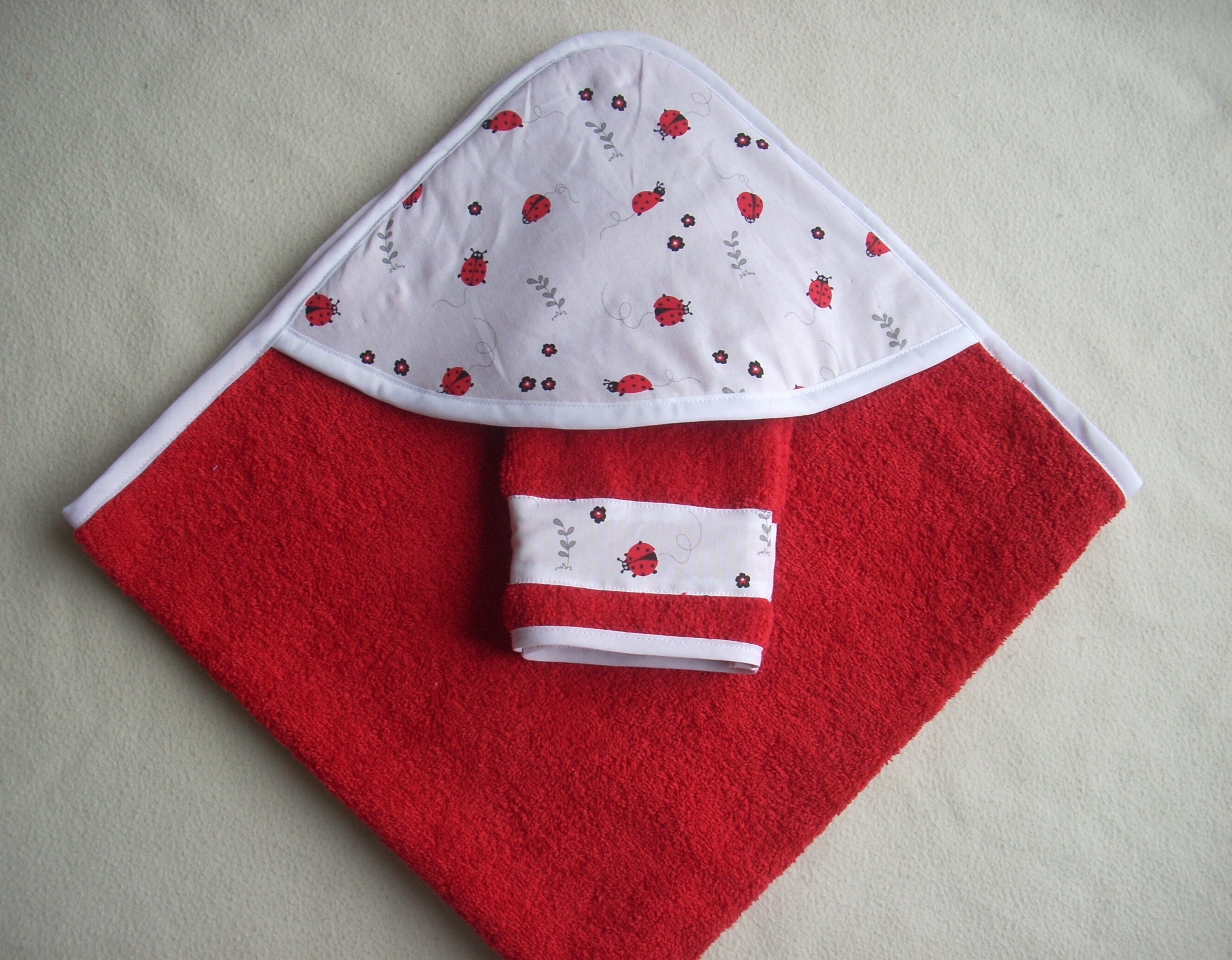 Ensemble Serviette à Capuche et Gant Pour Bébé en Coton Éponge Rouge Motifs Coccinelles.