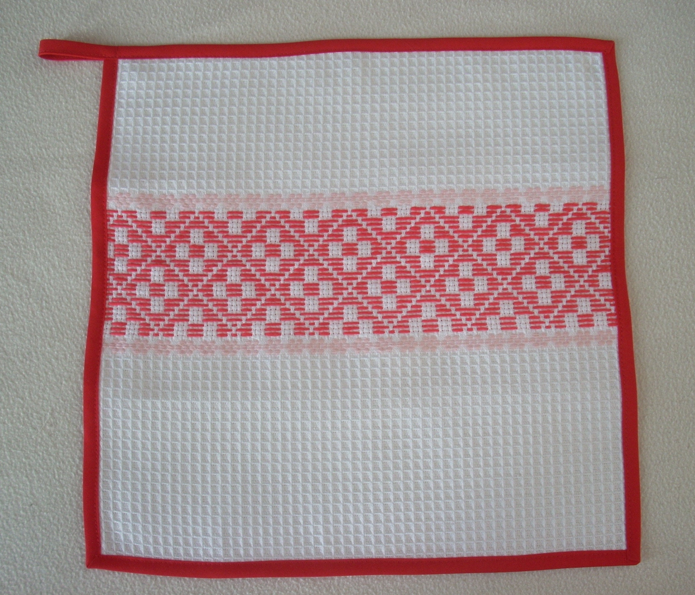 Essuie-Mains en Coton Nid d'abeille Blanc avec Bande Brodée Main Rouge. Broderie Kogin.