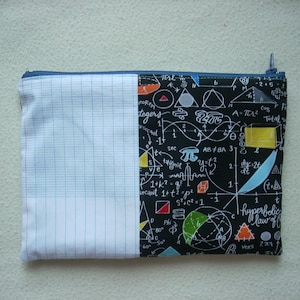 Astuccio in cotone con stampe di formule matematiche e pagine per quaderno.