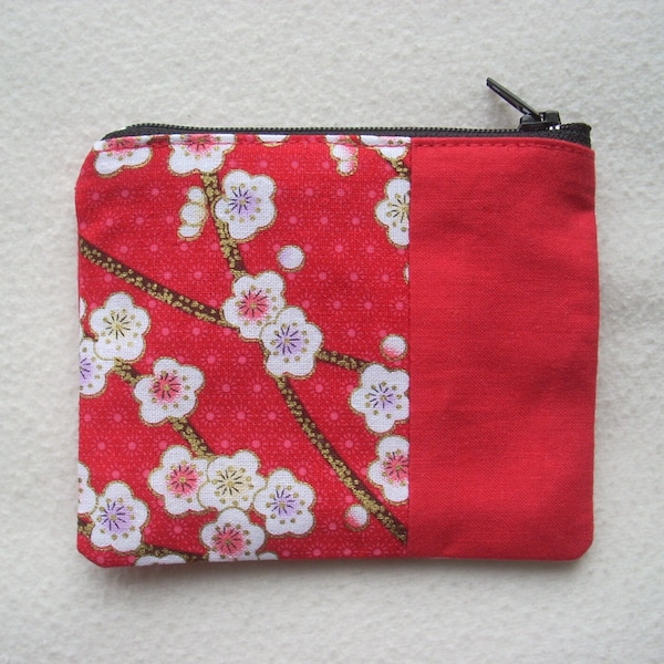 Porte-monnaie en coton rouge avec fleurs blanches. Effet japonisant.