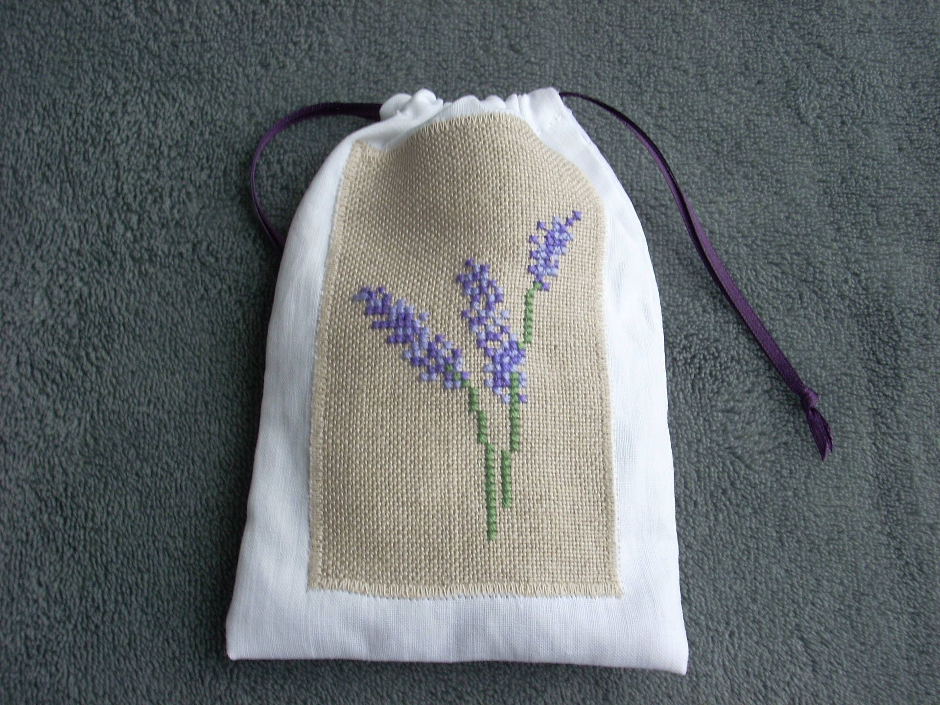 Sachet à Lavande en Coton Blanc, Brodé Main Motif Brins de Lavande