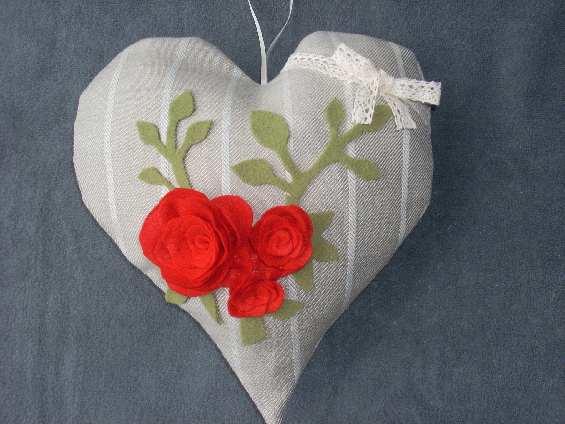 Coeur en Tissu avec Roses Rouges Feutrine et Dentelle, Pour Décoration Murale