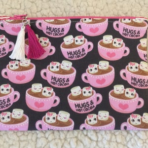 Hugs & Hot Cocoa - automne - hiver - câlin - kawaii - guimauve - retour à l'école - pochette pour cartes - étui à crayons - pochette zippée - trousse de maquillage