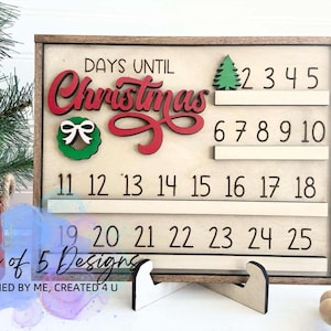 Può includere: Un calendario di conto alla rovescia in legno con il testo "DAYS UNTIL Christmas" in lettere rosse e verdi. Il calendario ha 25 slot numerati per girare e contare i giorni fino a Natale.