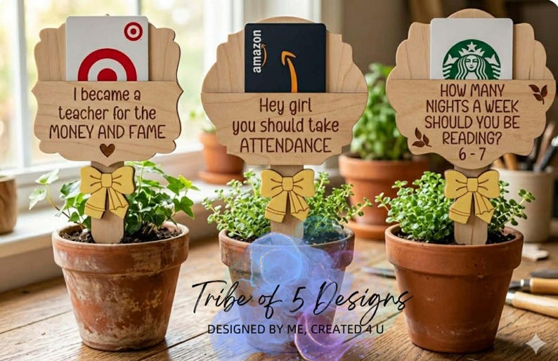 Puede incluir: Tres peque&ntilde;as plantas en macetas con letreros de madera. Cada letrero contiene una tarjeta de regalo y un mensaje diferente: "I became a teacher for the MONEY AND FAME", "Hey girl you should take ATTENDANCE", y "HOW MANY NIGHTS A WEEK SHOULD YOU BE READING? 6-7".