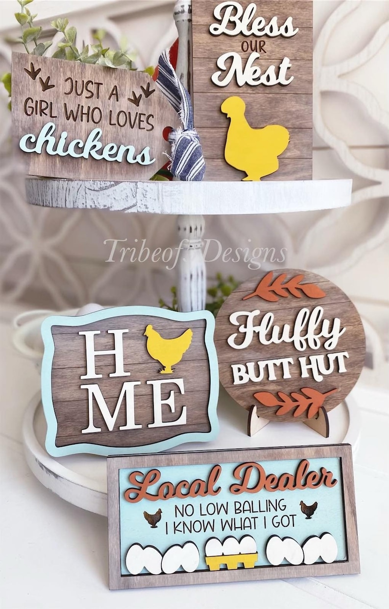Puede incluir: Una bandeja de tres niveles decorada con letreros de madera con tem&aacute;tica de pollo. Los letreros dicen "Just a girl who loves chickens", "Bless our nest", "Home", "Fluffy butt hut", y "Local dealer, no low balling, I know what I got".