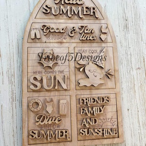 Pu&ograve; includere: Segno in legno a tema estivo. Presenta il testo "Hello Summer", "Good & Tan Lines", "Here Comes The Sun", "Dive Into Summer" e "Friends Family And Sunshine".