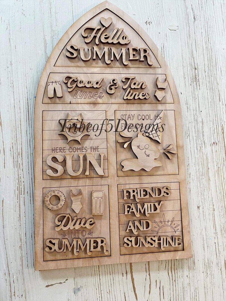 Pu&ograve; includere: Segno in legno a tema estivo. Presenta il testo "Hello Summer", "Good & Tan Lines", "Here Comes The Sun", "Dive Into Summer" e "Friends Family And Sunshine".