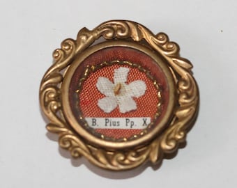 Un colgante con reliquia religiosa Pius