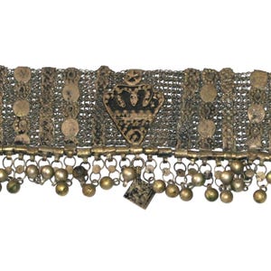 Può includere: Un braccialetto in argento e oro con un design a catena e un ciondolo decorativo. Il braccialetto ha una frangia di piccole campane.