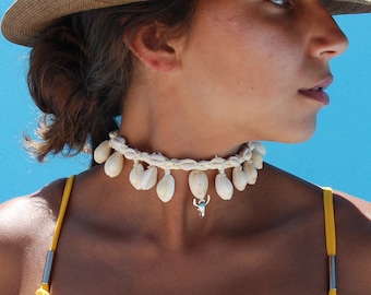 Gargantilla de concha de cauri hecha a mano: piel sintética de crochet color crema, dije de calavera de búfalo