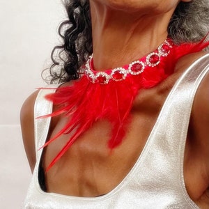 Gargantilla de plumas rojas: collar de diamantes de imitación plateados, glamuroso collar hecho a mano