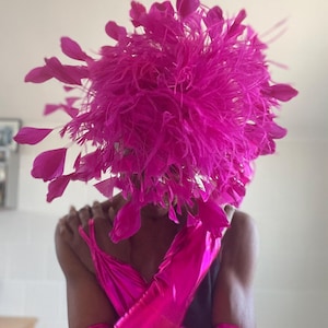 Fascinator fuchsiaroze veren: statement trouwjurk, cocktailfascinator.