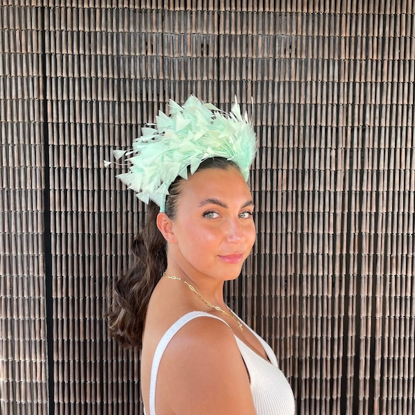 Robe tête de mort vert menthe. Anneau de plumes, couronne de plumes, grande gerbe de morceaux de tête de plumes.