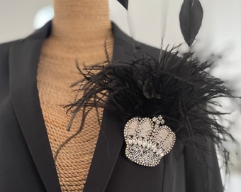 Broche de corona hecho a mano, pin de solapa de pluma de avestruz negra