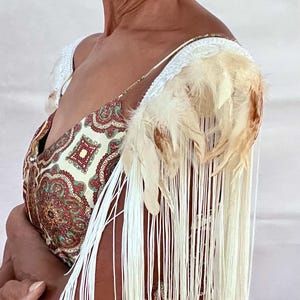 Schoudersieraden, epaulet met verenkwast, handgemaakte sieraden in boho-stijl, festivalaccessoire.