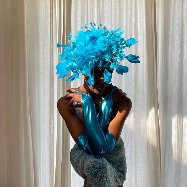 Grand chapeau à plumes mélangées bleu turquoise, bibi plumes bleu, chapeau lavallière bleu, chapeau de plumes Kentucky Derby.