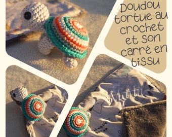 Doudou tortue au crochet et son carré de tissu coton / polaire microfibre