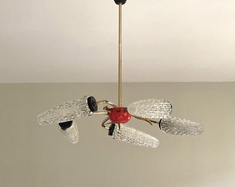 Lampadario vintage in ottone e decorazione di vecchi tulipani in vetro