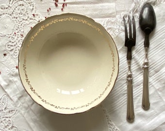 Cremefarbene und goldene Salatschüssel aus altem Steingut, Vintage-Geschirr, Party-Tischdekoration von Villeroy und Boch