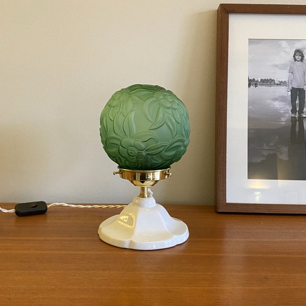 Lampe de table pied en porcelaine et abat jour globe en verre art nouveau vert vintage