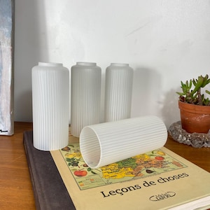 Set med 4 raka tulpanformade skärmar i vitt ribbat glas för vägglampor och ljuskronor