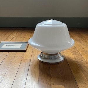 Große, 30 cm große, weiße Opalglas-Kugel-Deckenleuchte mit Aluminium-Montagefuß
