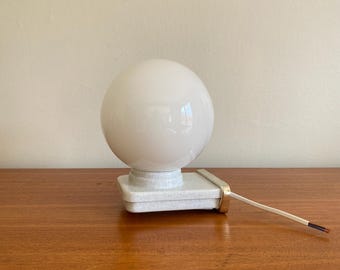 Applique antica con globo di vetro e corpo in plastica