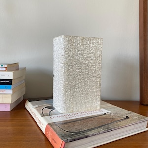 Luminária de parede em acrílico com efeito granito, estilo anos 70.