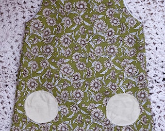 Robe Florale Pinafore de filles, robe verte de pinafore de ressort, robe pinafore faite à la main de filles.