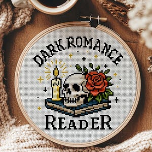Peut inclure: Un modèle de point de croix représentant un crâne, une rose, une bougie et un livre avec le texte "Dark Romance Reader".