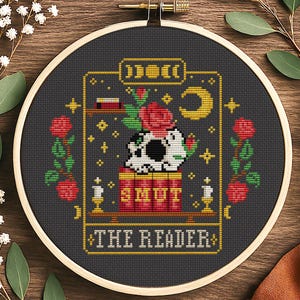 Padrão de ponto cruz The Smut Reader em PDF – Gráfico de bordado de cartas de tarô góticas divertidas – Decoração literária picante com caveira e rosas para amantes de livros