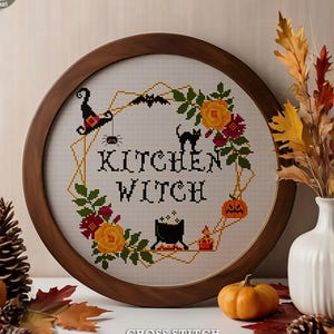 Patrón de punto de cruz de bruja de cocina: Corona de flores de Halloween (Descarga PDF)