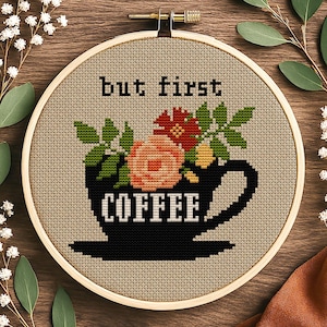 Korsstygnsmönster för "But First Coffee", blommig kaffekopp (PDF)