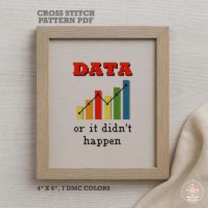 Könnte beinhalten: Ein gerahmtes Kreuzstichbild mit dem Wort "DATA" in Rot über einem farbenfrohen Balkendiagramm. Darunter steht der Text "or it didn't happen". Der Rahmen ist hellbraun, die Maße sind 10 cm x 15 cm.