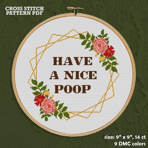 Schema punto croce bagno divertente PDF – Have a Nice Poop, schema punto croce floreale esilarante, arredamento bagno umoristico, idea regalo impertinente