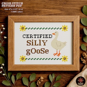 Grappig kruissteekpatroon pdf – Certified Silly Goose Quote. Leuke borduurkaart met dieren voor grillige hoepelkunstdecoratie trendy internetmeme