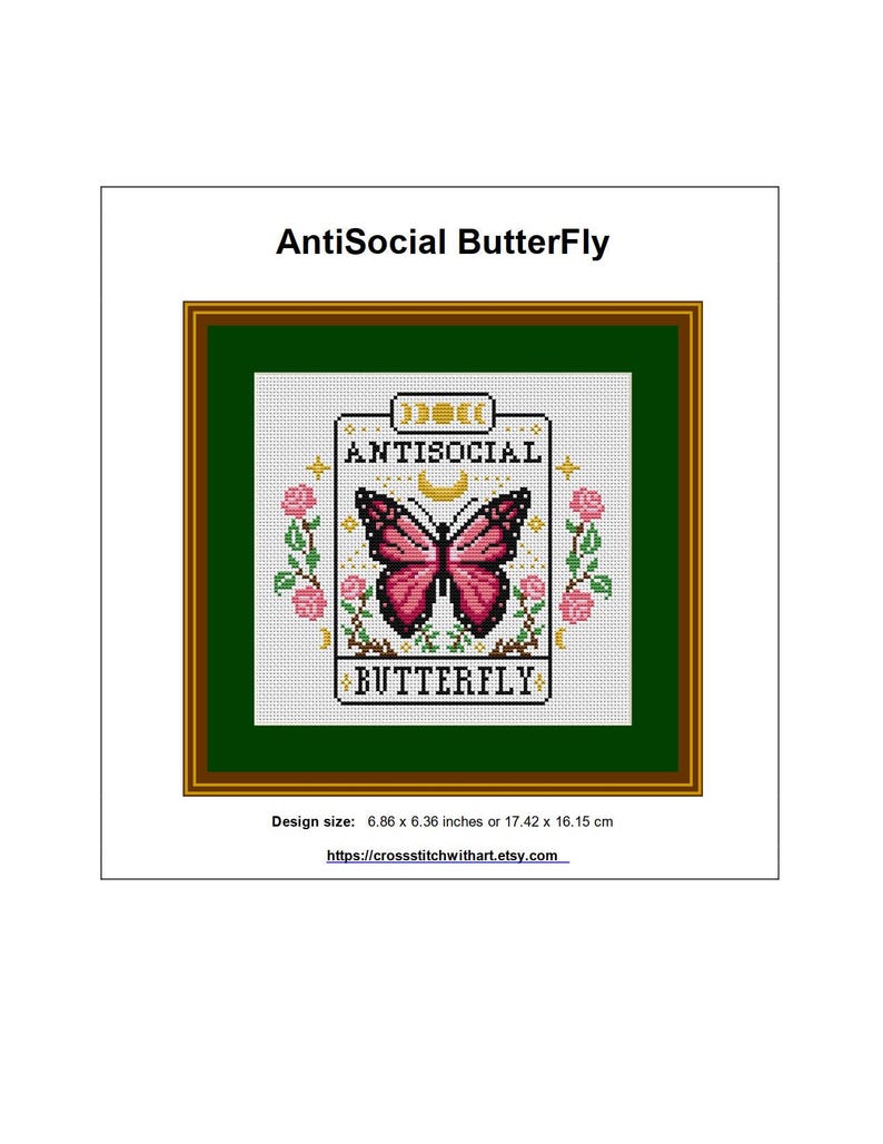K&ouml;nnte beinhalten: Gerahmte Kreuzstichkunst mit dem Text "AntiSocial ButterFly". Das Design zeigt einen rosa Schmetterling, umgeben von floralen Elementen, und das Wort "ANTISOCIAL" dar&uuml;ber. Die Designgr&ouml;&szlig;e betr&auml;gt 17,42 x 16,15 cm.