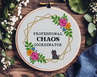 Padrão de ponto cruz "Coordenador do Caos" em PDF, Humor de escritório, Decoração para o local de trabalho, Bordado de gato engraçado