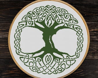 Könnte beinhalten: Ein Kreuzstichmuster in einem Holzrahmen mit einem grünen keltischen Baumdesign. Der Text "CROSS STITCH PATTERN PDF" steht oben. Das Muster ist 33 x 33 cm groß und verwendet 1 DMC-Farbe.