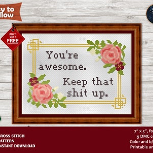 K&ouml;nnte beinhalten: Kreuzstichmuster mit dem Text "You're awesome. Keep that shit up." in einem Holzrahmen. Das Design umfasst florale Akzente in Rosa und Gr&uuml;n. Das Muster ist 17,78 cm x 12,7 cm gro&szlig; und verwendet 9 DMC-Farben.