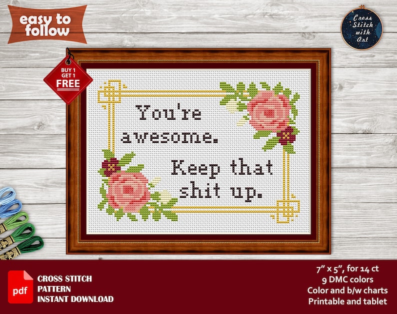 K&ouml;nnte beinhalten: Kreuzstichmuster mit dem Text "You're awesome. Keep that shit up." in einem Holzrahmen. Das Design umfasst florale Akzente in Rosa und Gr&uuml;n. Das Muster ist 17,78 cm x 12,7 cm gro&szlig; und verwendet 9 DMC-Farben.