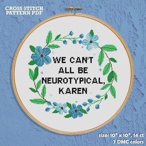 Könnte beinhalten: Kreuzstichmuster in einem Holzreifen. Das Design zeigt den Text "WE CAN'T ALL BE NEUROTYPICAL, KAREN", umgeben von einem Kranz aus blauen Blumen und grünen Blättern. Die Mustergröße beträgt 25,4 cm x 25,4 cm.