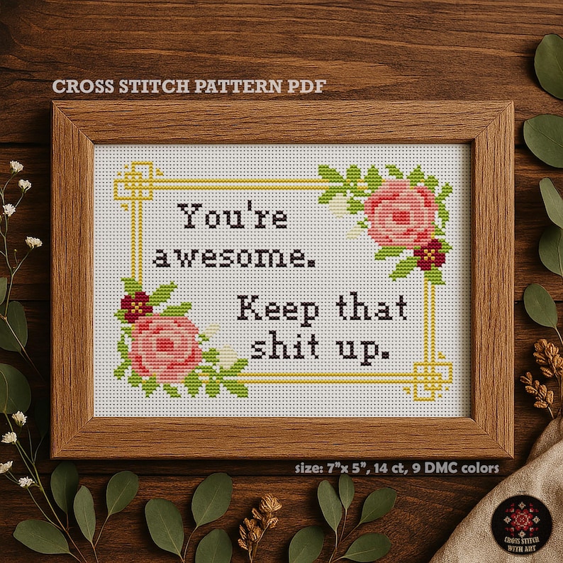 K&ouml;nnte beinhalten: Ein gerahmtes Kreuzstichmuster mit dem Text "You're awesome. Keep that shit up." Das Design umfasst rosa Rosen und gr&uuml;ne Bl&auml;tter. Der Rahmen ist braun und die Gr&ouml;&szlig;e betr&auml;gt 17.78cm x 12.7cm.