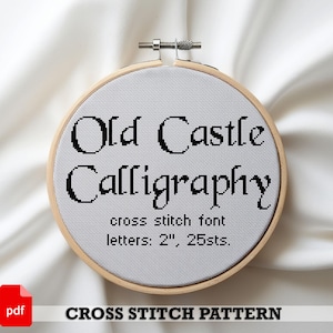 Puede incluir: Un patrón de punto de cruz para la frase "Old Castle Calligraphy" en una fuente negra. El patrón está diseñado para letras de 5 cm y utiliza 25 puntos por letra.