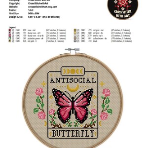 K&ouml;nnte beinhalten: Ein Kreuzstich-Stickrahmen mit dem Text "AntiSocial Butterfly". Das Design zeigt einen rosa Schmetterling, Rosen und das Wort "Ideal". Der Designbereich ist 17,42 cm x 16,15 cm (96 x 89 Stiche).