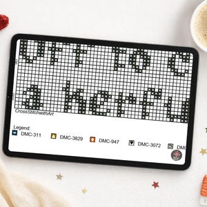 Puede incluir: Un patr&oacute;n de punto de cruz digital en una tableta, con el texto "UT TO BE A HERFU". La imagen incluye hilo de bordar, una taza de caf&eacute; y una leyenda con c&oacute;digos de color DMC.